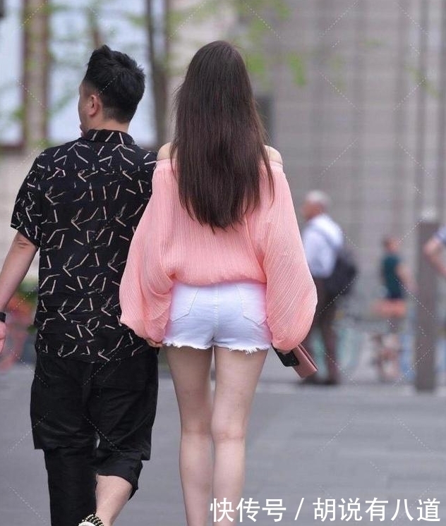 白色|粉色上衣搭配白色牛仔短裤,温柔典雅,气质迷人