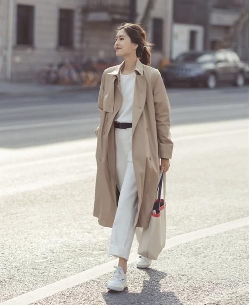 真服了会穿的女人，仅一件卫衣、一件风衣，都能穿出时髦高级感！