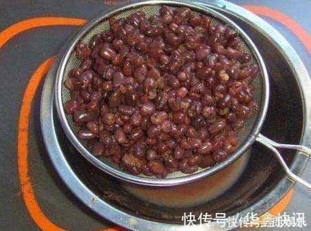 30年糕点师:煮红豆时,放点这“东西”,煮出又香又浓“红豆沙”