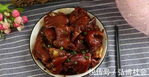 炖猪蹄怎样能上色，只要加了这“三样”，猪蹄红润脱骨，软烂入味