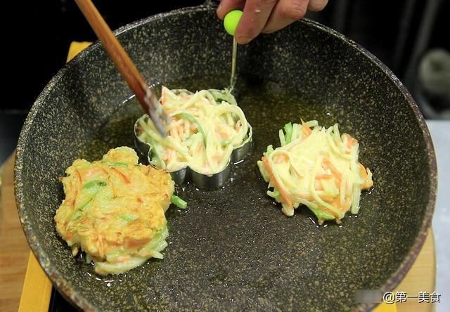 香煎土豆饼|土豆不炖不炒不油炸，3分钟秘制新吃法，香酥柔软，做一盘不够吃