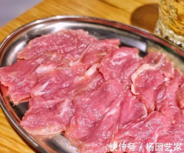 买羊肉,内行人专挑“这4个部位”,新鲜好吃,肉贩子不敢忽悠你