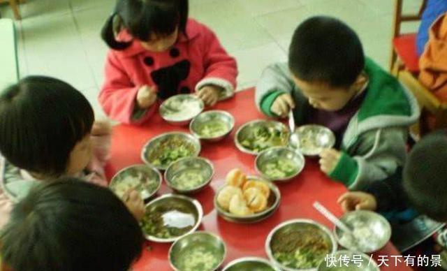 深受|孩子总夸幼儿园饭菜香，每顿能吃两碗，看到午餐照后宝妈深受打击