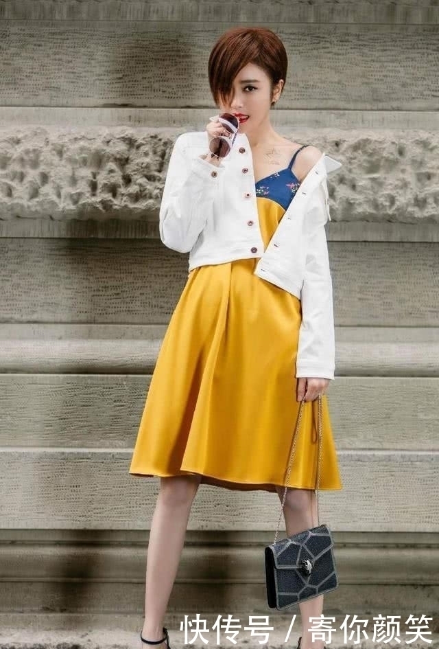 街拍:淡雅脱俗纯洁的妹子,丰腴有致,穿衣搭配靓丽迷人眼!