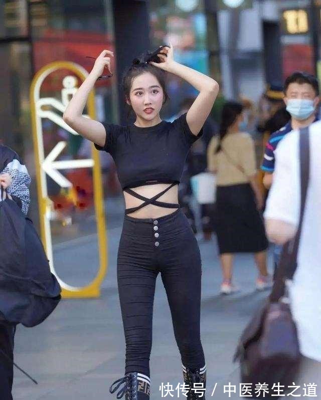 短靴 白色休闲短袖搭配黑色休闲打底裤,身材很好的展示,整体修身效果!