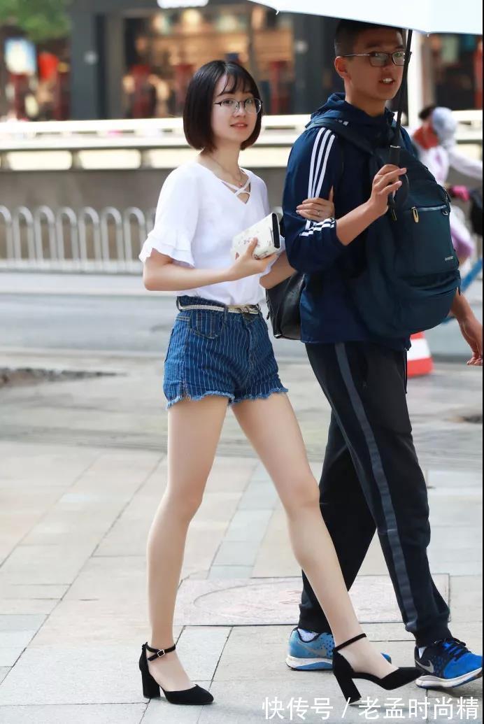 校园风 街拍路人,青春校园风穿搭参考,让你成为甜美时尚的丽人