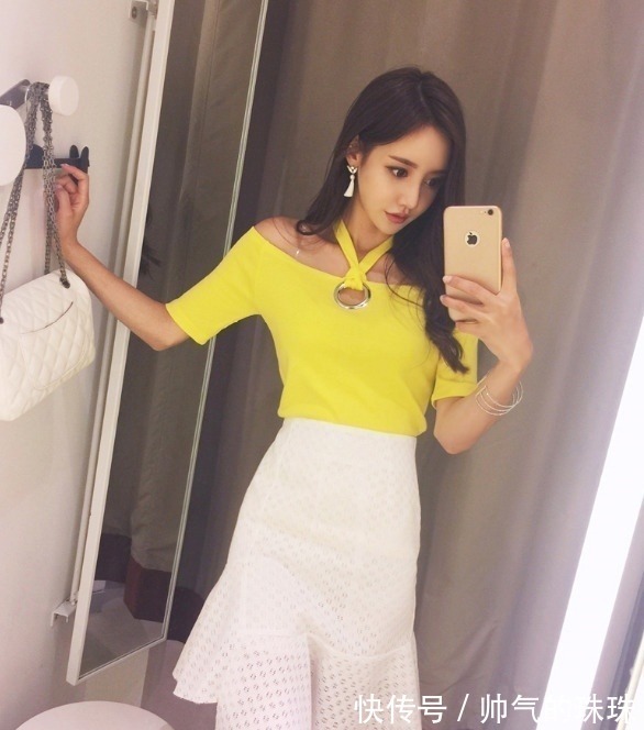 傲人 美女穿搭:身材傲人的紧身裙美女,穿出自信的气质!