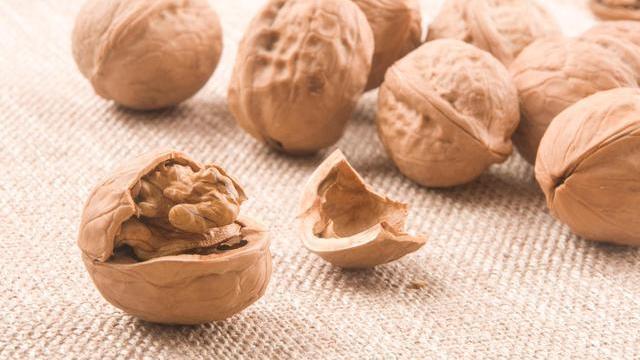 钙质|女性四十五岁后,身体若满足4种情况,提醒你准备迎接更年期吧