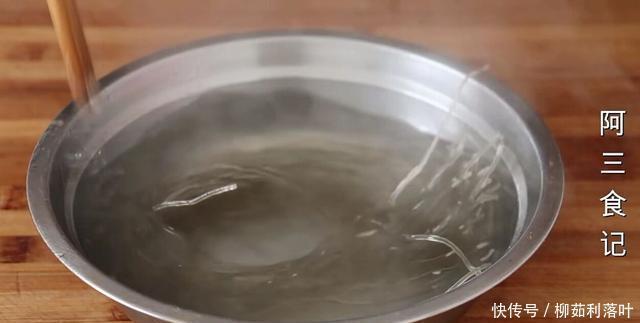 解馋|菠菜吃了30年,还是这样做最解馋,我家一周吃7次,开胃又下饭!