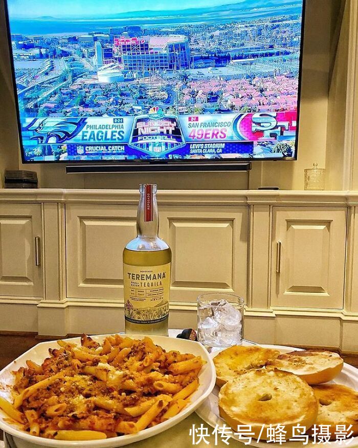 28个巨石强森的菜单，满满一桌子太能吃，还边吃边看电影太享受