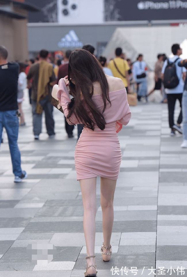 裙子|美女街拍:一字肩修身包臀裙,减龄而又显气质,小姐姐青春有活力好嫩呀!!