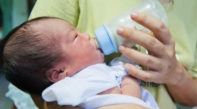 营养物质|新生儿头发稀少只因遗传?做好这5点宝宝头发浓又密,赶紧学起来