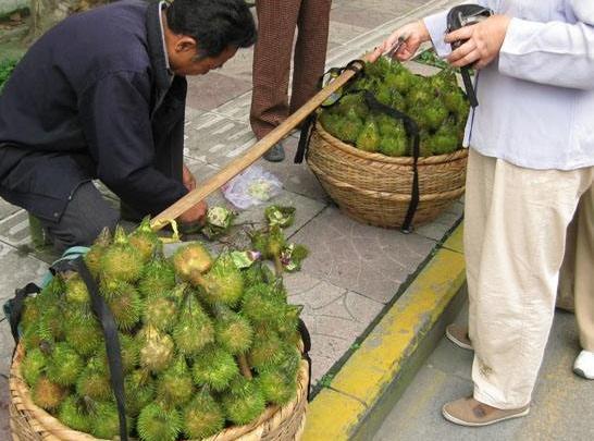 农村|大爷街头卖奇怪野果,长相似鸡头全是刺,识货人一斤40元全买走