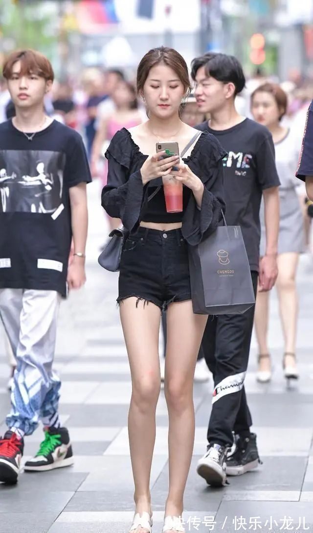 百搭 黑色低胸上衣搭配超短裤,简单百搭,活泼可爱