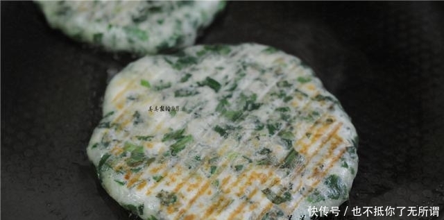 韭菜饼松软有诀窍,教你饭店不外传做法,个个柔软蓬松,真解馋!
