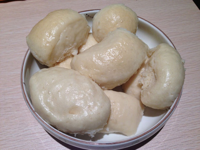 蒸馒头总粘在蒸屉上,家里老人教我一招,馒头再也不怕粘,超实用