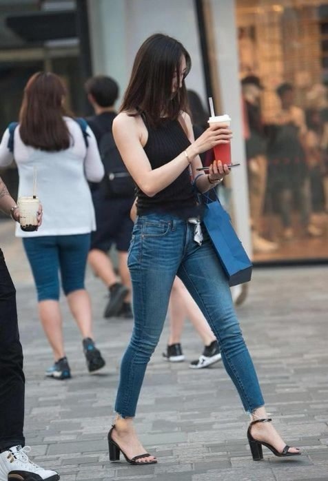 穿搭 墨绿色的无袖上衣,搭配黑色九分裤,整体给人简单清爽利落感觉