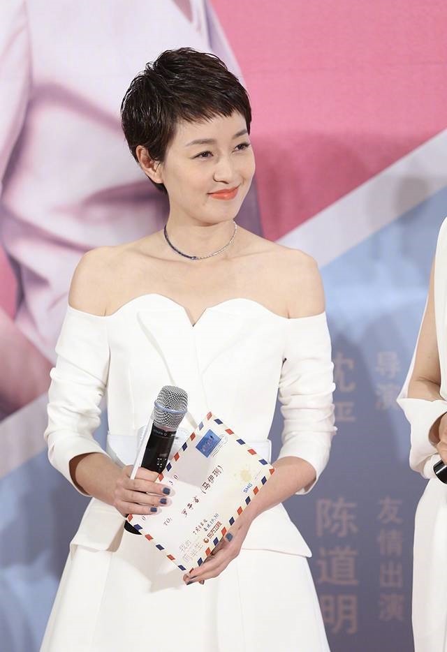 连衣裙|马伊琍躲过中年发福，穿白色连衣裙清新自然，超短发造型好干练