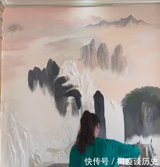  墙上|小姐姐在墙上画山水，成画仿佛人间仙境，网友：好想生活在这里