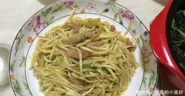 娘家大姐带外甥来家玩，我特意做了一桌菜招待，饭后外甥想留下来