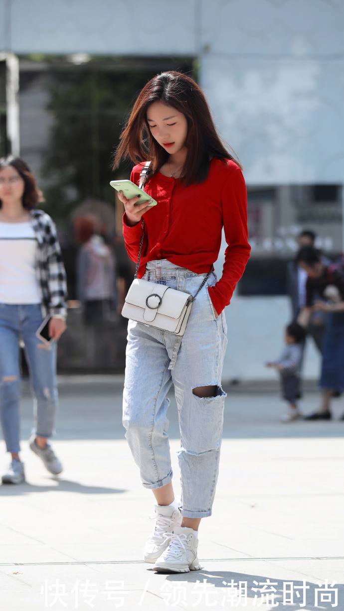 融入自己|小姐姐故意将牛仔裤撕裂,秀腿又时尚,搭配红色上衣耀眼靓丽!