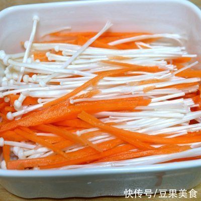 金针菇胡萝卜蒸豆腐不入味？学我这样做，鲜香可口