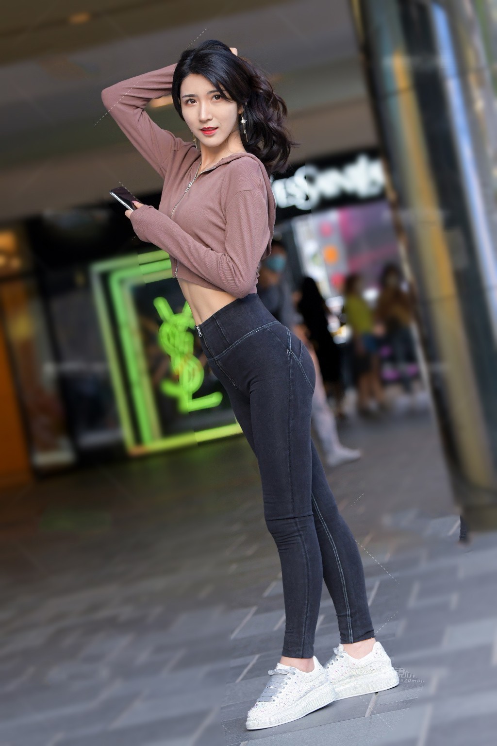 显瘦|牛仔裤+针织衫搭配小白鞋,休闲时尚,秋冬季这么穿又美又显瘦