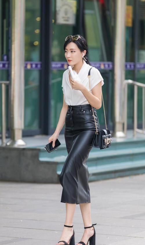 简洁的白色上装搭配休闲牛仔裤，展现美女纤瘦的小蛮腰