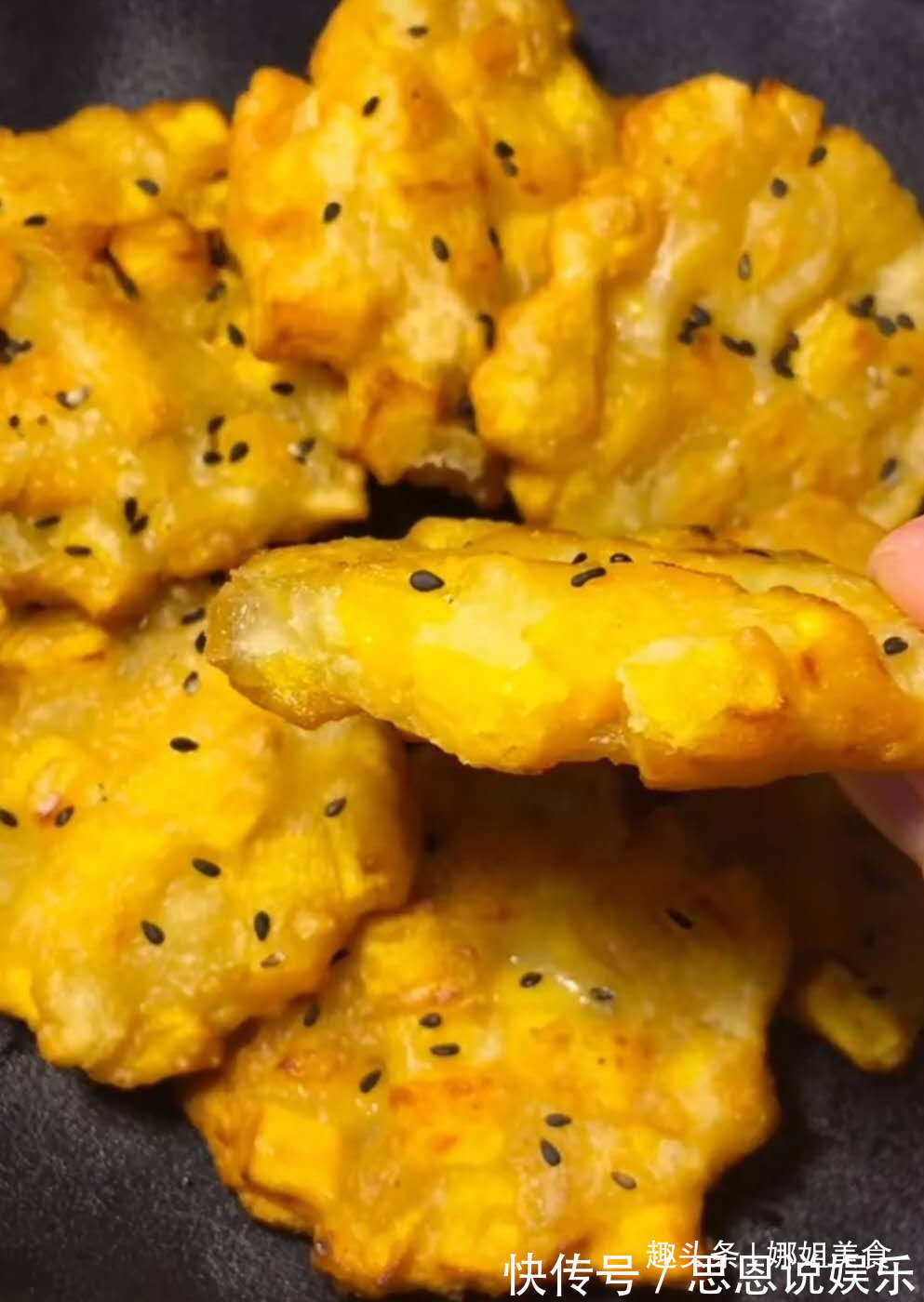 红薯不要烤了，换个新做法，筷子一搅，锅里一倒，越吃越好吃