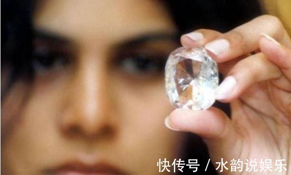 钻石 女孩旧货市场买了一枚26克拉的钻石,以为是假的佩戴了几十年