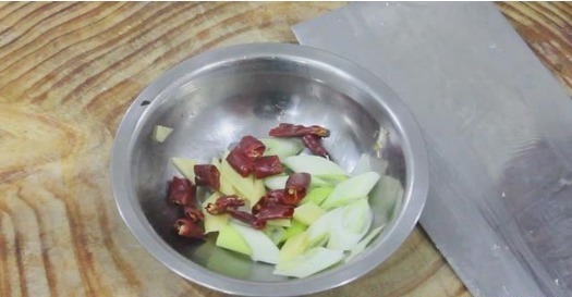豆芽|黄豆芽炒粉条的做法,厨师长一个小技巧,粉条不坨块不糊底还入味
