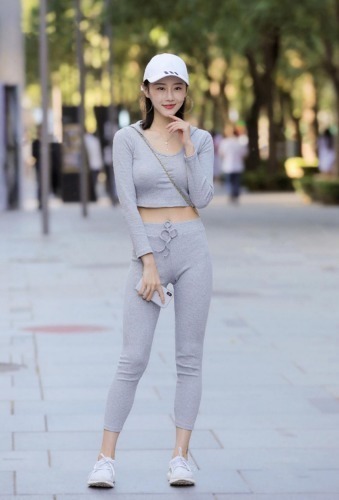 还在穿牛仔裤T恤小裙子吗运动套装这样穿时尚又减龄