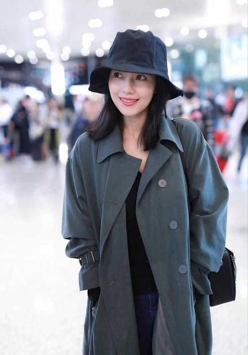 身材高挑|街拍女王不是吹的，连风衣配牛仔裤这么普通，都穿出大牌范