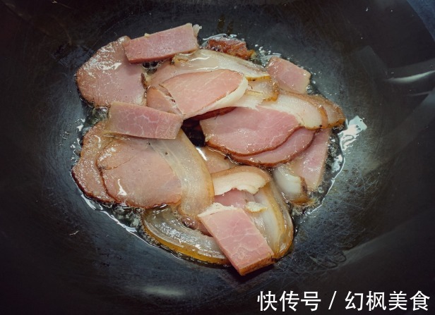 腊肠|炒蒜苔时,最怕直接下锅,学会一妙招,蒜苔翠绿不发黄,也入味