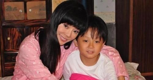 性格|12岁断奶,15岁仍和妈妈一起“睡觉”,妈妈的溺爱和纵容终结恶果