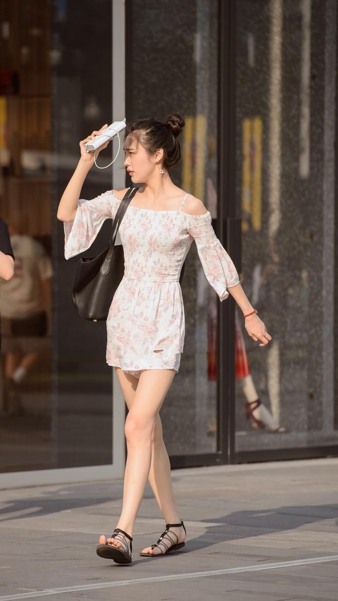 街拍|街拍:大波浪卷发小姐姐,一身潮流时尚衣装,女神范十足