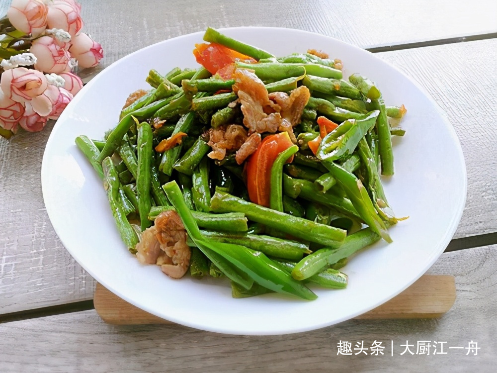 炒豆角时,先放油就错了!教你饭店做法,豆角翠绿鲜香更入味!