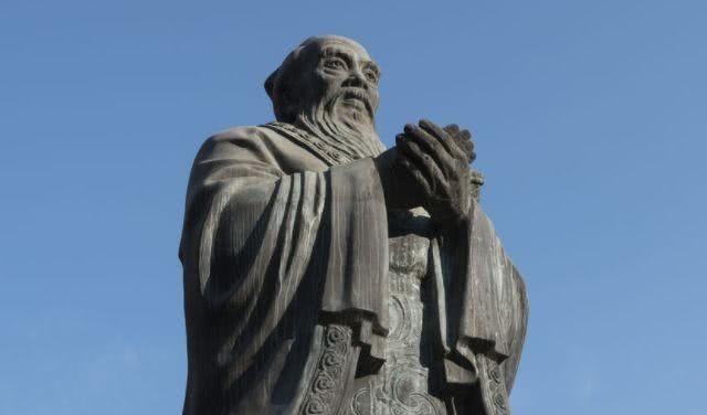  不肯|康熙大帝祭拜孔子不肯下跪，此人赶忙遮住碑上一个字，康熙立刻跪拜磕头！