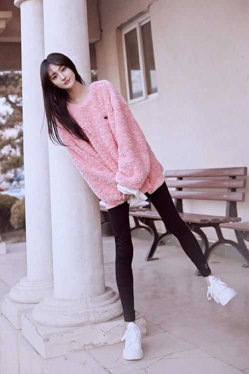 别用裙子配卫衣了！今年流行“卫衣+裤子”，特有范，小个子也爱