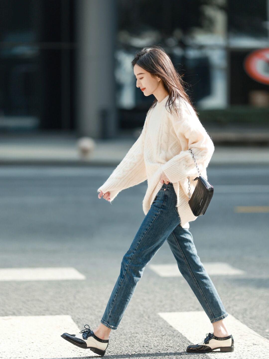 身材 哪怕你没有身材上的焦虑,也别穿紧身衣,这4款毛衣够你用