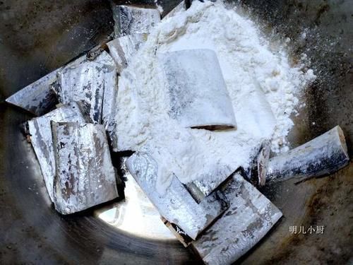 明儿|煎带鱼时，千万别调面糊，大厨：很多人不知道，难怪煎鱼破皮粘锅