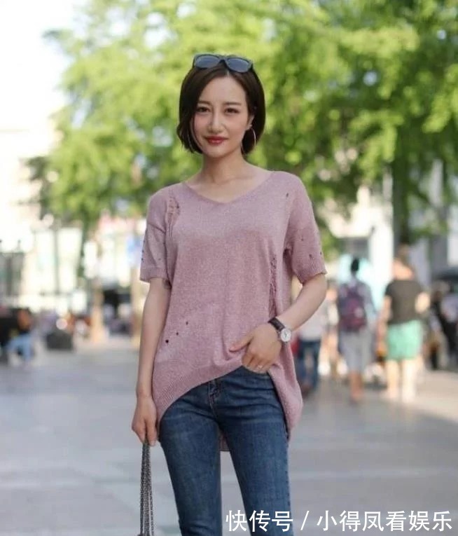 撩人|街拍:身材高挑的美女,长发飘飘,有点撩人