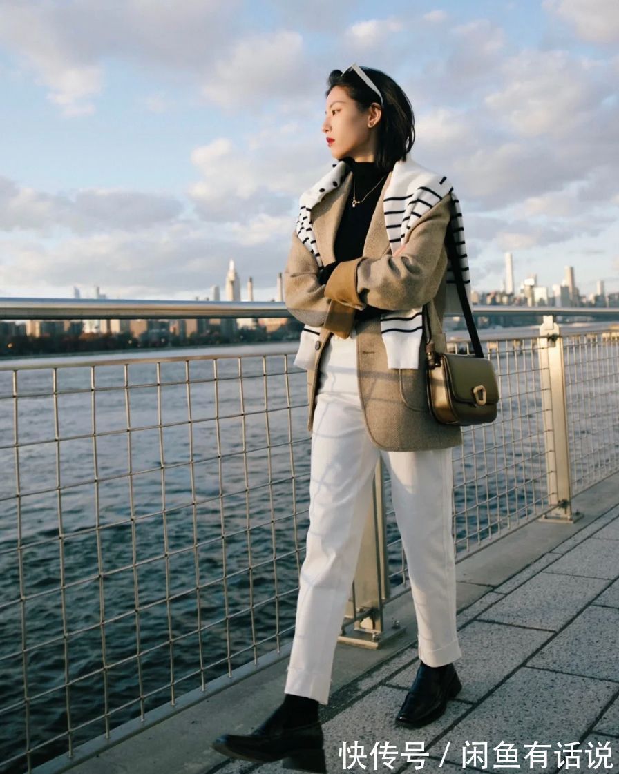 白裤子 不管是穿大衣还是羽绒服,今年流行搭配“白裤子”,时髦又高级感