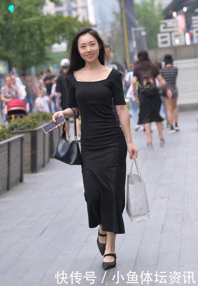 不过时的黑色才是经典,方领搭配高跟鞋普通气质也展现出众魅力