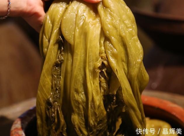 奶奶腌酸菜的“土方法”，只需加一种“水”，酸菜爽脆开胃