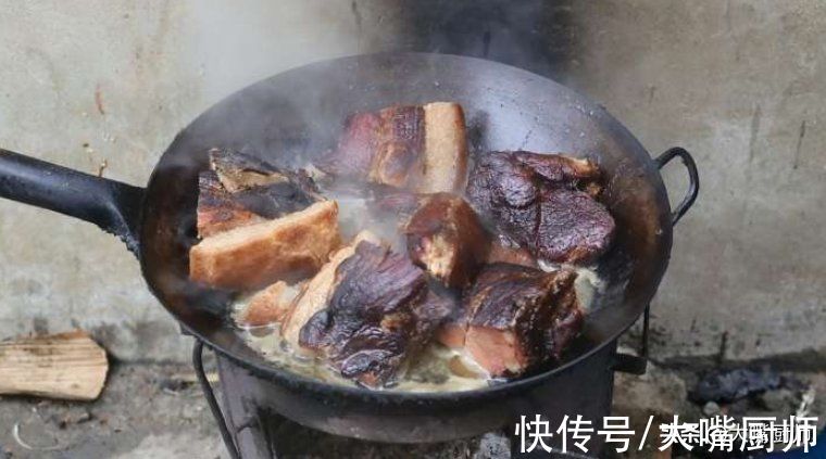 腊肉直接蒸，难怪又硬又咸！多做这1步，腊肉软嫩鲜香，腊香浓郁