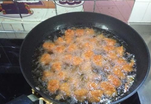 炸素丸子有人用淀粉,有人用面粉其实都不对,大厨教你饭店做法