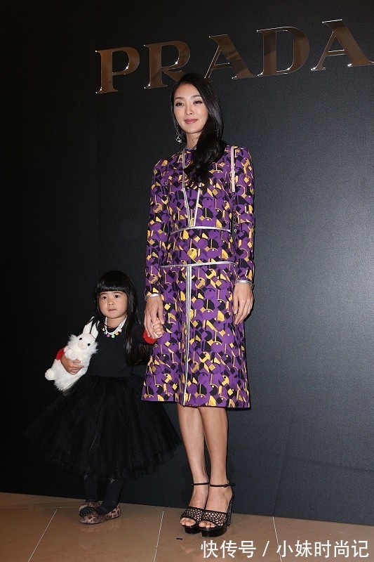 裙装|吴速玲“带娃”走红毯，身着一袭黑裙妩媚大气，曹格真是赚到了