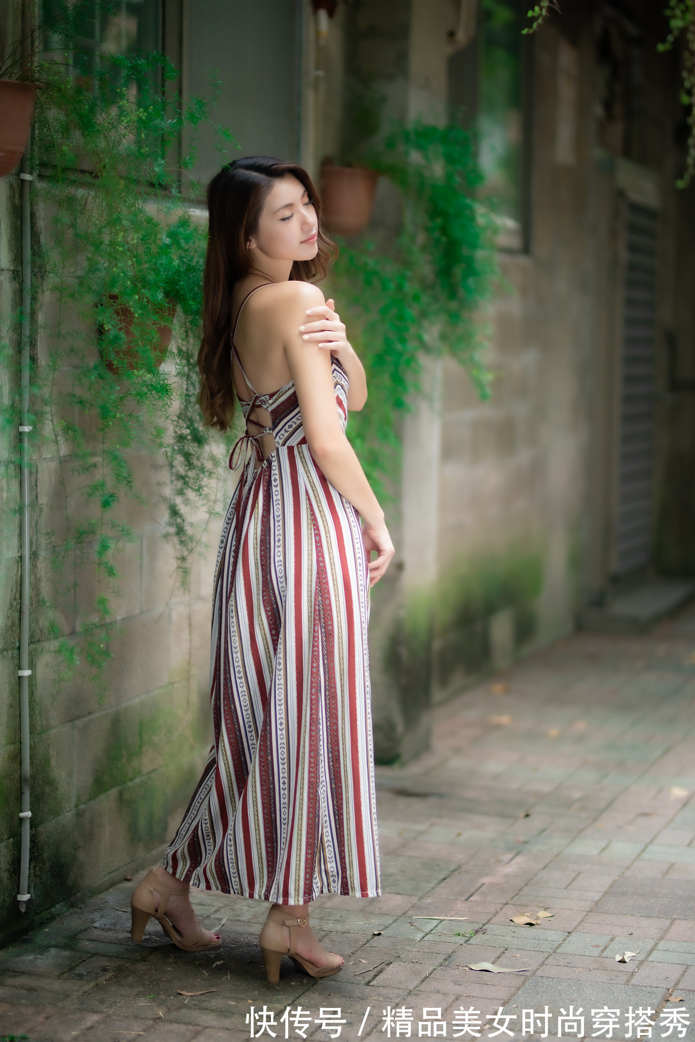 美感|吊带裙配上竖条纹的复古元素,让整体流露出不一样的美感