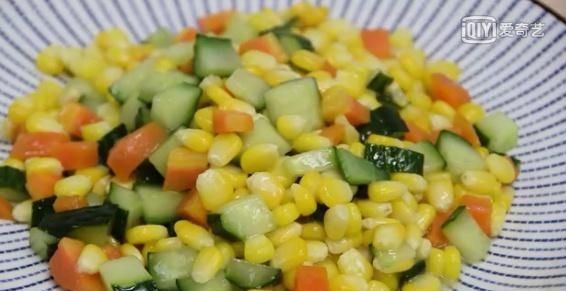 黄瓜|玉米加黄瓜和胡萝卜这样做,真的很好吃,大人孩子都喜欢